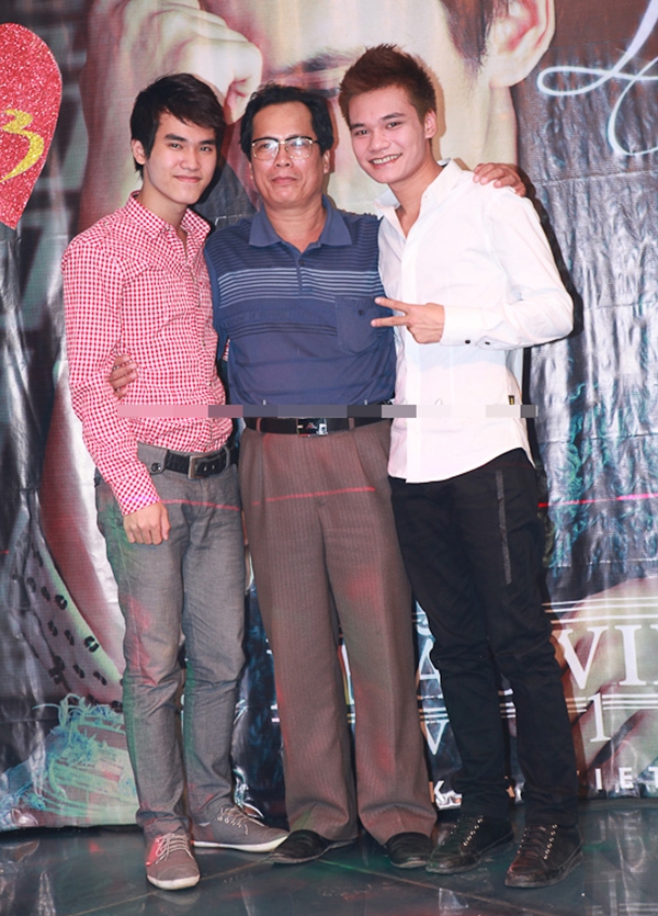 
	
	Khắc Việt cùng bố và em trai trong minishow giới thiệu album vol1 vào năm 2010 - Tin sao Viet - Tin tuc sao Viet - Scandal sao Viet - Tin tuc cua Sao - Tin cua Sao